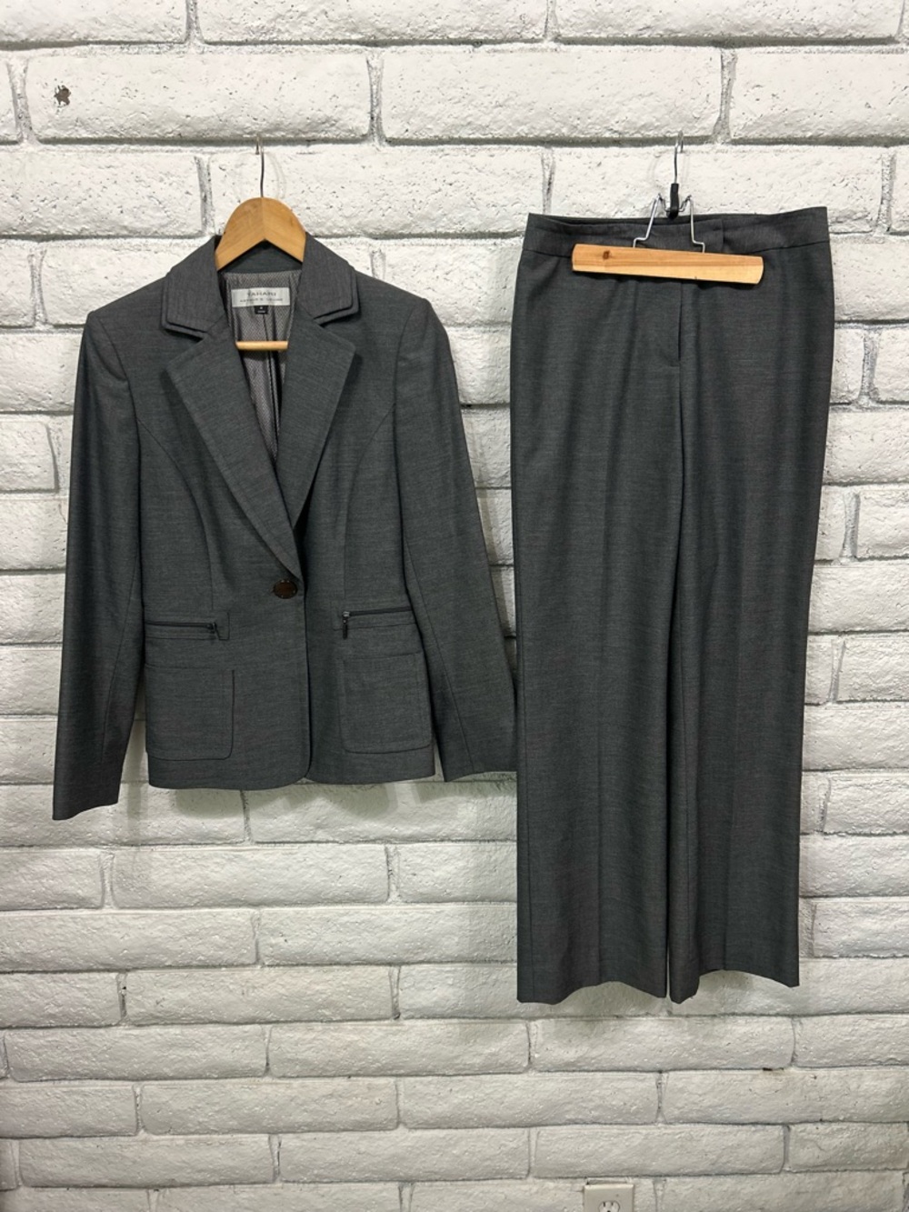 Gray Women's Two-Piece Pant Suit - Classic Professional Style